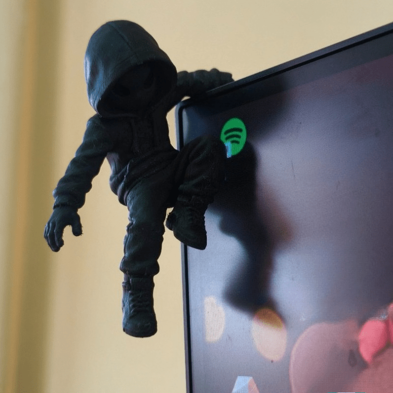 Retro Gaming Accessories - Figurka wspinającego się kosmity z kapturem,